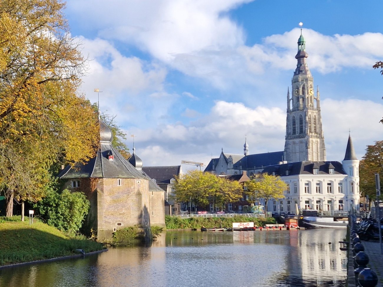 Het Vrouwenhofpark in Roosendaal met de vijver