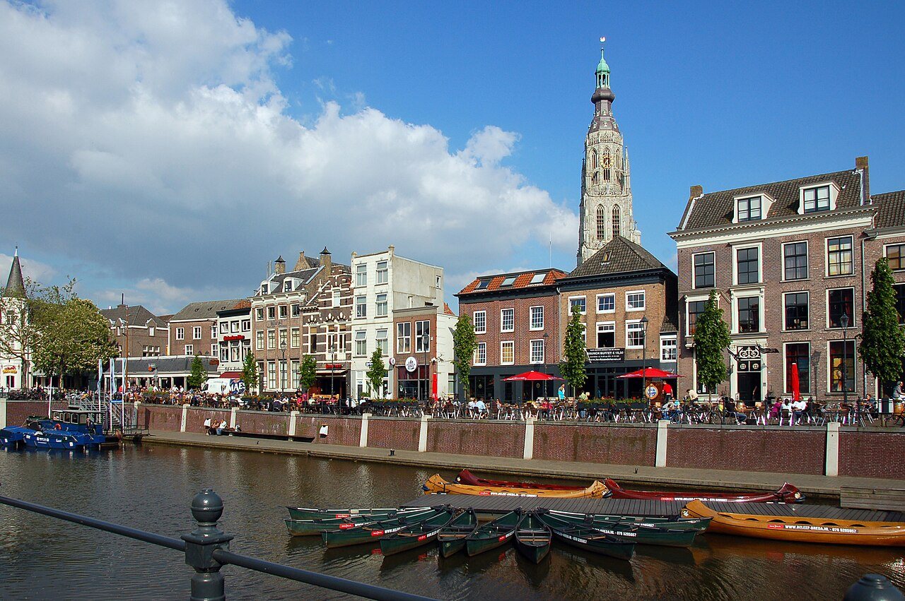 De Markt in Roosendaal met terrassen en de Sint-Janskerk