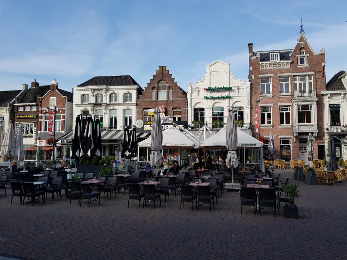 Het Vrouwenhofpark in Roosendaal met de vijver